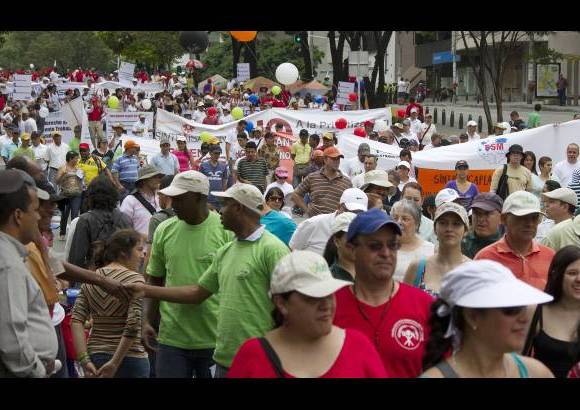ESTEBAN VANEGAS - Las centrales obreras y grupos estudiantiles de las universidades Nacional y de Antioquia marcharon este 1 de mayo por las calles de Medell&#237;n, exigiendo garant&#237;as laborales al Gobierno Nacional. Al final de la movilizaci&#243;n se presentaron algunos enfrentamientos entre varios manifestantes y agentes de la Polic&#237;a.