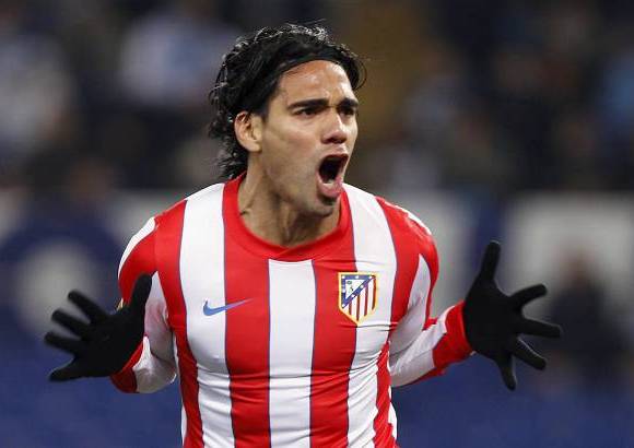 Reuters - El Atl&#233;tico aceler&#243; hacia octavos de final con un partido notable en el Ol&#237;mpico de Roma, donde gan&#243; con autoridad 1-3.