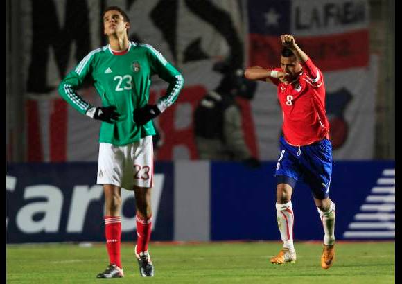 Reuters - Chile selló la victoria con un magnífico cabezazo de Arturo Vidal en un tiro de esquina de Matías Fernández.