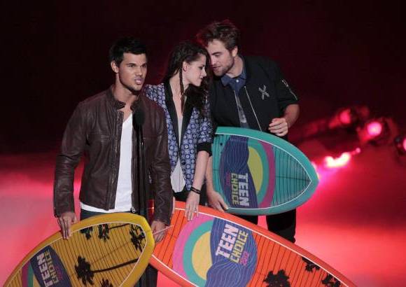 - Los astros de Crepúsculo Kristen Stewart, Robert Pattinson y Taylor Lautner acudieron a recibir los premios, incluido el Ultimate Choice Award, el equivalente al premio a la trayectoria artística.