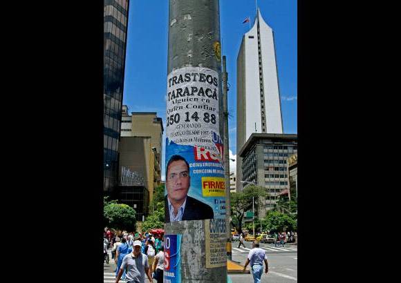 Henry Agudelo - Anuncios por montones. Se enseña matemáticas, inglés, filosofía, se repara, se trastea, se busca una mascota o una persona desaparecida, se vende, se tapiza, se advierte que existe una frontera la cual usted no puede cruzar, se exhibe el candidato de turno a elegir en las próximas elecciones.