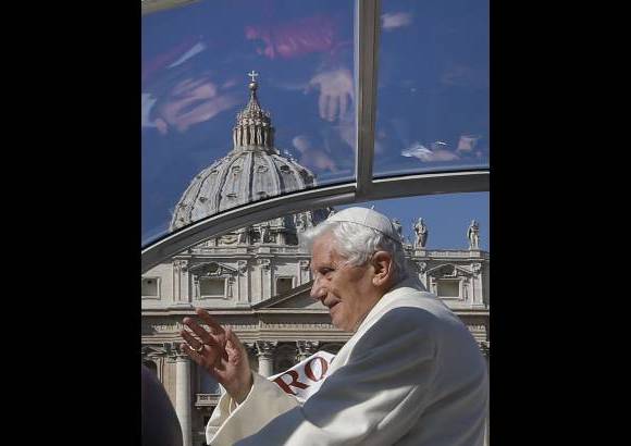AP - Cuando el papa, abrigo y solideo blanco impoluto, ha aparecido a bordo del papam&#243;vil, la ovaci&#243;n ha sido tan general...