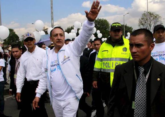 Colprensa - Óscar Tulio Lizcano lidera una de las comitivas en la marcha por la paz en Bogotá.