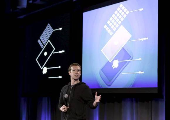 Reuters - Zuckerberg dijo que los usuarios pueden tener una experiencia en tel&#233;fonos Android que no pueden tener en otras plataformas, y asegur&#243; que el objetivo es es poner a &quot;las personas por encima de las aplicaciones&quot;.