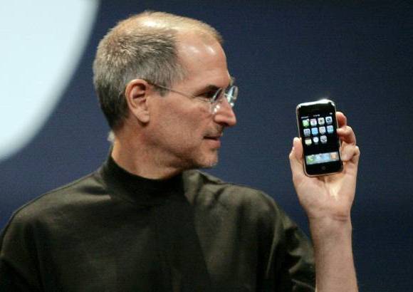 Archivo - El iPhone era hasta ese momento el m&#225;s delgado del mercado, con 11.6 mil&#237;metros de espesor y un bot&#243;n, el Home, desde donde se pod&#237;a acceder a simples iconos.