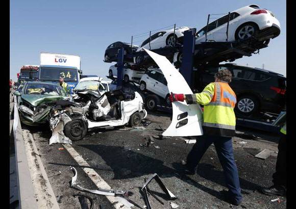 Reuters - Fueron varias las personas que ayudaron a remover las partes de carros que quedaron en el camino.