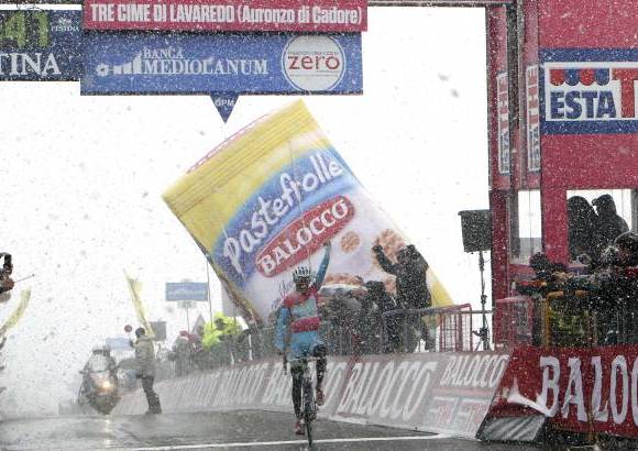 AP - Vincenzo Nibali pr&#225;cticamente asegur&#243; el t&#237;tulo del Giro de Italia con una impresionante actuaci&#243;n en solitario para ganar este s&#225;bado la pen&#250;ltima etapa de la carrera, al dejar rezagados a todos sus contrincantes bajo una tormenta de nieve en el &#250;ltimo ascenso hasta la meta.