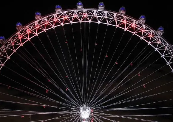 AP - Londres brilla antes de albergar por tercera oportunidad las justas de verano.