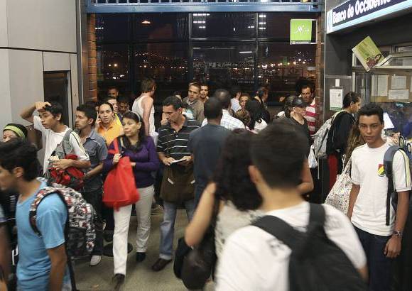 Foto R&#243;binson S&#225;enz - A veces a los pasajeros les toca mojarse.