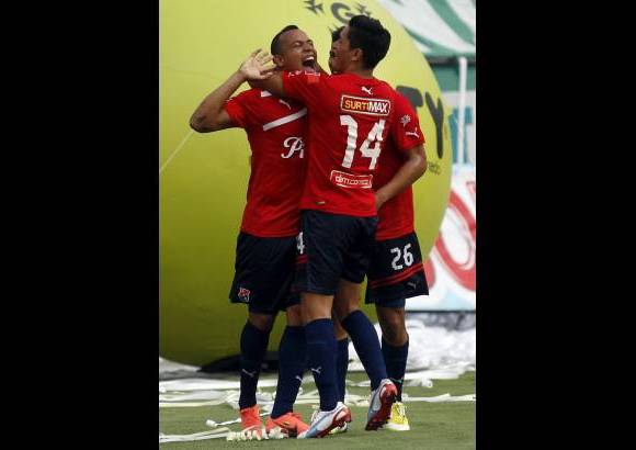 Foto Manuel Saldarriaga - El primer gol lo celebró con el alma y al lado de su compañero de ataque Germán Ezequiel Cano.