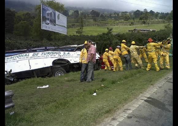 Colprensa - El conductor del bus afirm&#243; que intent&#243; frenar el veh&#237;culo en un cultivo de tomate de &#225;rbol, pero desafortunadamente hab&#237;a un hueco de tres metros de profundidad.
