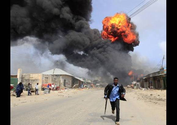 Reuters - Explosi&#243;n accidental en una gasolinera en Mogadiscio, Somalia.