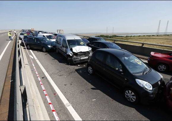 Reuters - Otros veh&#237;culos sufrieron colisiones menores.