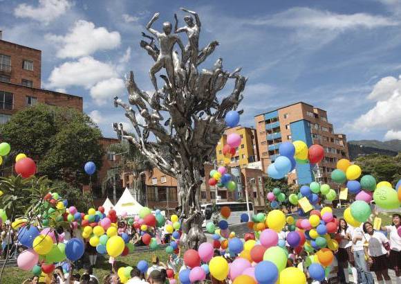 Hern&#225;n Vanegas Ochoa - El &#193;rbol de la Vida es una escultura que busca motivar el perd&#243;n y la reconciliaci&#243;n. La obra hace parte del entorno urbano del Museo Casa de la Memoria, en el Parque Biblioteca Bicentenario.