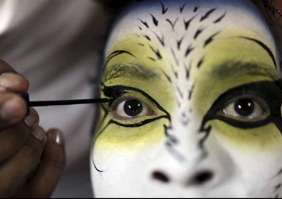 Reuters - Las bailarinas de la m&#250;sica m&#225;s representativas del pa&#237;s se transforman en diferentes personajes de la cultura colombiana.