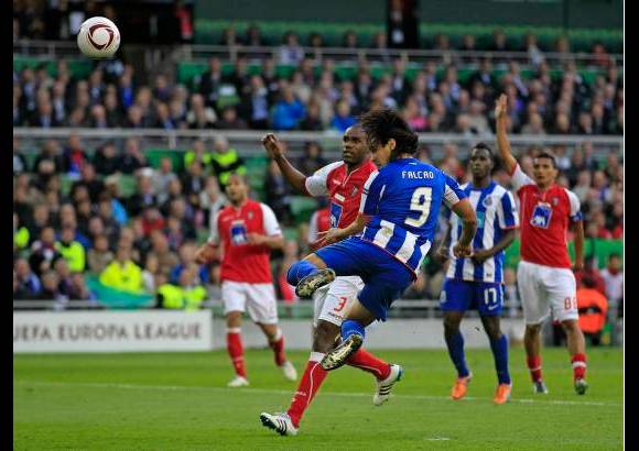 AP - Un delantero suramericano dejó su huella en la final de la Liga Europa por segundo año consecutivo, luego de que el atacante colombiano Falcao García le dio otro trofeo continental al Porto con una victoria de 1-0 contra Braga.