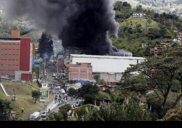 Foto Manuel Saldarriaga - Un incendio de grandes proporciones se registr&#243; este mi&#233;rcoles en el municipio de Envigado.