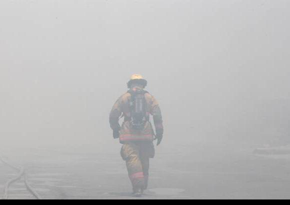 Foto Jaime P&#233;rez - Este jueves se present&#243; un incendio en una f&#225;brica de acr&#237;licos y pl&#225;sticos en el sector del barrio Colombia.