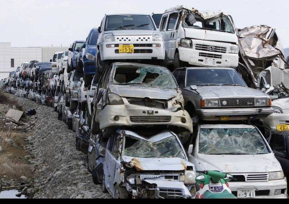 Reuters - Veh&#237;culos destruidos por el terremoto y el tsunami del 11 de marzo de 2011 est&#225; todav&#237;a amontonadas en Ishinomaki, prefectura de Miyagi en Jap&#243;n.