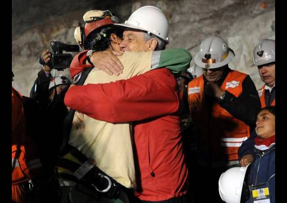Reuters - Florencio &#193;valos, quien se abraza con el presidente de Chile, Sebasti&#225;n Pi&#241;era, se convirti&#243; este martes 12 de octubre en el primer rescatado sano y salvo de los 33 mineros atrapados a 700 metros de profundidad en el yacimiento chileno San Jos&#233; desde hace 69 d&#237;as.