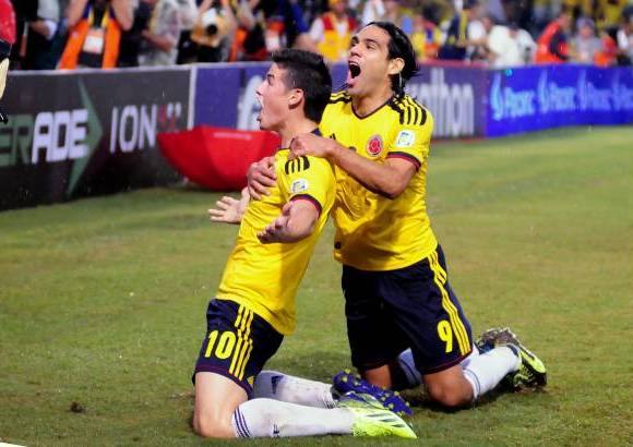 Juan Antonio S&#225;nchez - Celebraci&#243;n entre James Rodr&#237;guez y Falcao Garc&#237;a luego del gol con que Colombia gan&#243; a Ecuador 1-0 en medio de las eliminatorias al Mundial de Brasil 2014. El gol lo marc&#243; James Rodr&#237;guez.
