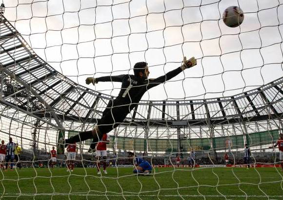 AP - Poco antes del descanso, Falcao cabeceó un centro de su compatriota Fredy Guarín para darle el triunfo al campeón portugués.