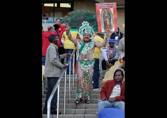 Reuters - Con im&#225;genes religiosas y peculiares disfraces los mexicanos apoyan a su selecci&#243;n.