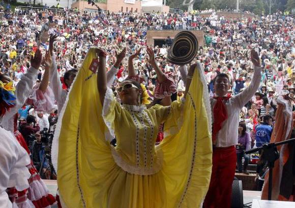 Foto Germ&#225;n Enciso-Colprensa - Los asistentes a la Media Torta de Bogot&#225; lucieron el traje tradicional de la cumbia: las mujeres con pollera y los hombres con pa&#241;uelo rabo e gallo y sombrero vueltiao.