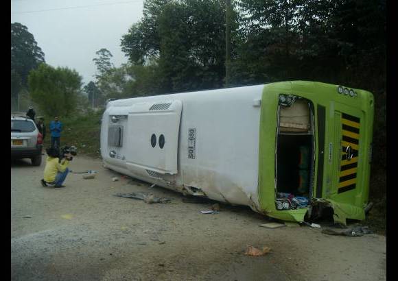Cortes&#237;a http://twitter.com/MiOriente - La buseta sinestrada pertenece a la empresa Supertours, con placas SQI 680 de Ch&#237;a, que llevaba a un grupo de viajeros bogotanos a la costa atl&#225;ntica.