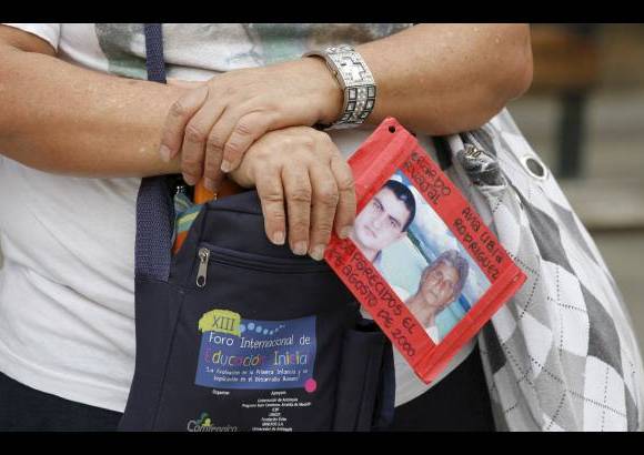 - En el suelo se exhibieron las fotograf&#237;as de m&#225;s de 50 personas secuestradas y desaparecidas.