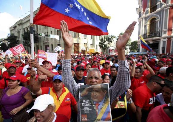 reuters - "Con Chávez y Maduro, el pueblo está seguro", coreaba la gente mientras hablaba el vicepresidente, respaldado por el jefe de la Asamblea Nacional y los ministros.