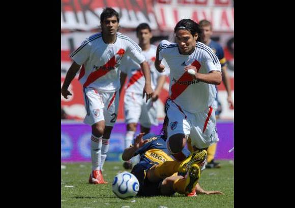 AP - Su debut profesional en la Primera Divisi&#243;n de Argentina tuvo lugar en el Torneo Clausura 2005.