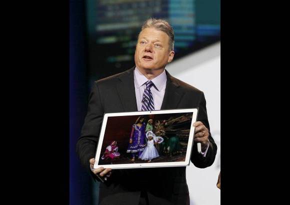 Reuters - El CEO de Panasonic, Joe Taylor, reveló su tableta.