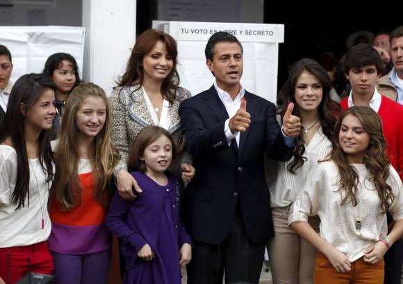 Reuters - Pe&#241;a Nieto, que siempre estuvo rodeado de su familia, y declar&#243; que esperaba que &quot;el ganador fuera el pueblo de M&#233;xico&quot; y que el pa&#237;s viv&#237;a &quot;una fiesta democr&#225;tica&quot;.