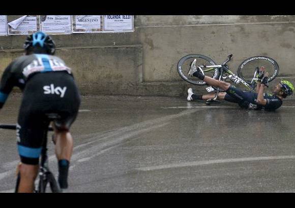 AP - Pablo Lastras (Movistar) rueda ante la mirada de bradley Wiggins (Sky).