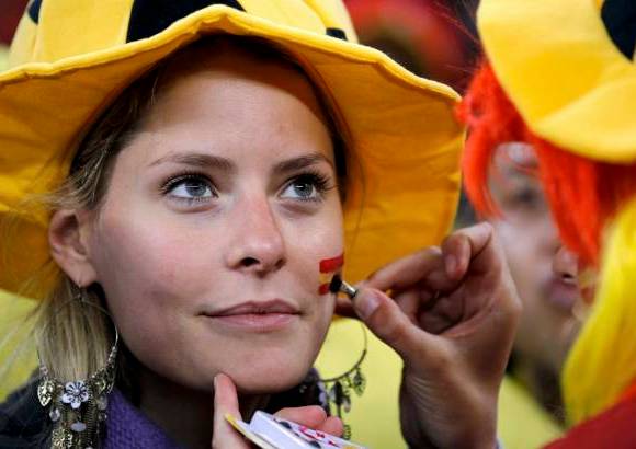 Reuters - Los hinchas españoles se alistan antes del compromiso.