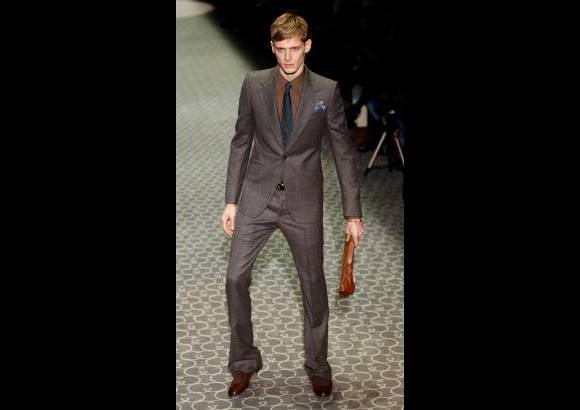 AP - En clara contra-tendencia a lo visto hasta ahora en la Semana de la Moda Masculina de Mil&#225;n, la firma italiana Gucci dio la campanada al desvelar que, para el pr&#243;ximo oto&#241;o-invierno, apuesta por la vuelta a los a&#241;os 70, con pantalones que se ensanchan -de nuevo- de rodilla para abajo.
