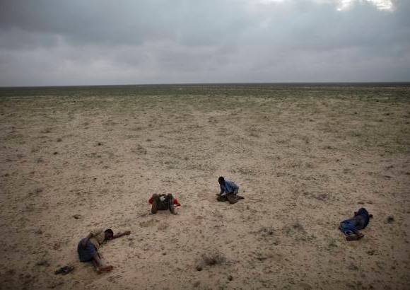 AP - El canadiense Ed Ou gan&#243; en la categor&#237;a Temas Contempor&#225;neos con una imagen que muestra a cuatro refugiados somal&#237;es en el camino a dormir en el desierto de Yemen, despu&#233;s de viajar toda la noche en las carreteras de barro y bajo una lluvia torrencial.