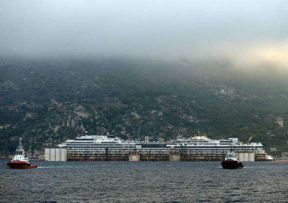 REUTERS - Esta flota tiene como misión garantizar la seguridad de su traslado y que no haya fugas de sustancias nocivas para el medioambiente y la fauna marina, explicaron fuentes de las operaciones de reflote del barco.