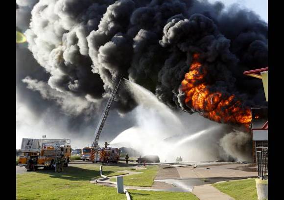 AP - los bomberos trabajan un incendio en Norman, Oklahoma Norman subjefe de bomberos Jim Bailey dice que el incendio fue uno de los m&#225;s grandes que han atendido este a&#241;o. No se reportaron heridos. AP