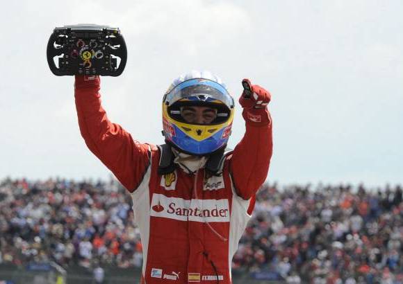 Reuters - El español celebró con triunfo los sesenta años de la victoria de Ferrari en una carrera de Fórmula Uno, precisamente en Silverstone.