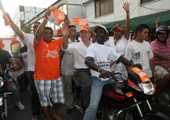 Colprensa - Los seguidores de Santos celebraron su triunfo en las urnas.