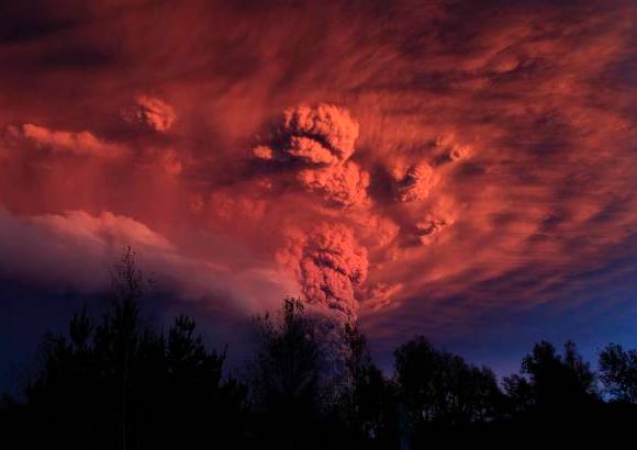 Reuters - El Cord&#243;n Caulle, con 17 kil&#243;metros de extensi&#243;n, es un cord&#243;n de volcanes en formaci&#243;n, y est&#225; al medio de los volcanes Puyehue y Nevada, todos conectados bajo tierra.