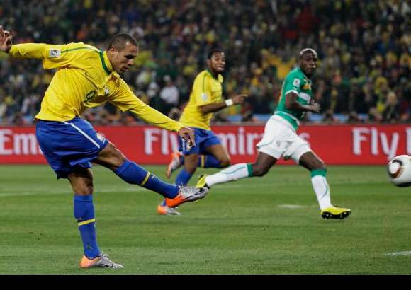 AP - Brasil mostr&#243; este domingo sus verdaderos colores en la Copa del Mundo, luego de vencer 3-1 a Costa de Marfil por el Grupo G con goles de Luis Fabiano y Elano, asegur&#225;ndose un lugar en los octavos de final del torneo.