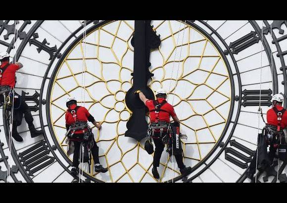 AFP - La gran campana de 16 toneladas que da nombre al Big Ben seguir&#225; marcando las horas con puntualidad brit&#225;nica, por lo que los operarios trabajan con un equipo especial para aislarse del ruido.
