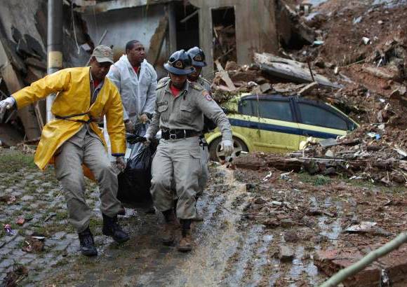 AP - El servicio meteorol&#243;gico alert&#243; que las lluvias pod&#237;an continuar el mi&#233;rcoles y jueves.