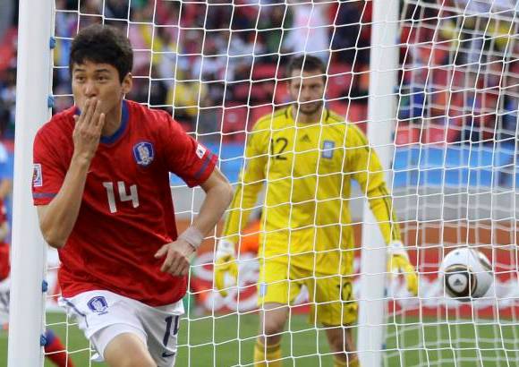 Reuters - Corea del Sur se puso por delante en el marcador en el minuto 7, cuando el centro de Lee Young-pyo super&#243; a cuatro defensores para ser conectado por Lee Jung-soo, quien mand&#243; el bal&#243;n a la red para encender las fren&#233;ticas celebraciones de miles de hinchas.