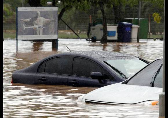 Reuters - Las lluvias del lunes a martes inundaron gran parte de la enorme ciudad de Brasil.