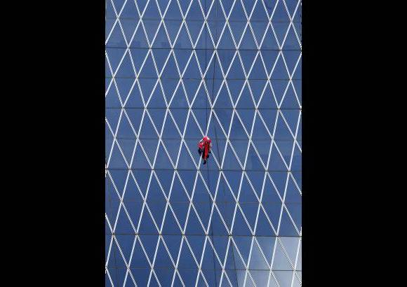 - Esta vez escogi&#243; la Torre Bakrie en Yakarta, Indonesia, y que cuenta con una altura de 215 metros.