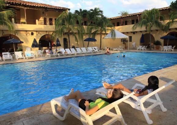Donaldo Zuluaga - Durante los dos últimos meses y bajo la nueva dirección del experto en turismo Alonso Monsalve, la cara del tradicional Hotel Mariscal Robledo, en Santa Fe de Antioquia ha cambiado por completo. Sus amplias zonas de recreación y esparcimiento invitan al descanso familiar en medio de buen gusto y confort.